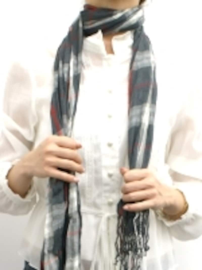 チェック柄マフラー・ストールのタイ風巻き方手順1