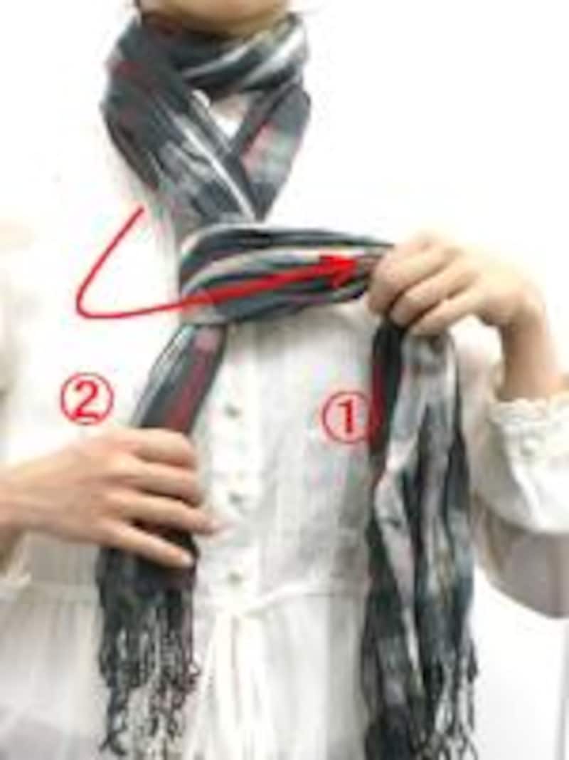 チェック柄マフラー・ストールのタイ風巻き方手順1