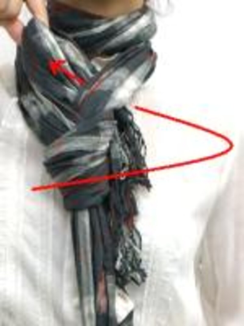 チェック柄マフラー・ストールのタイ風巻き方手順2