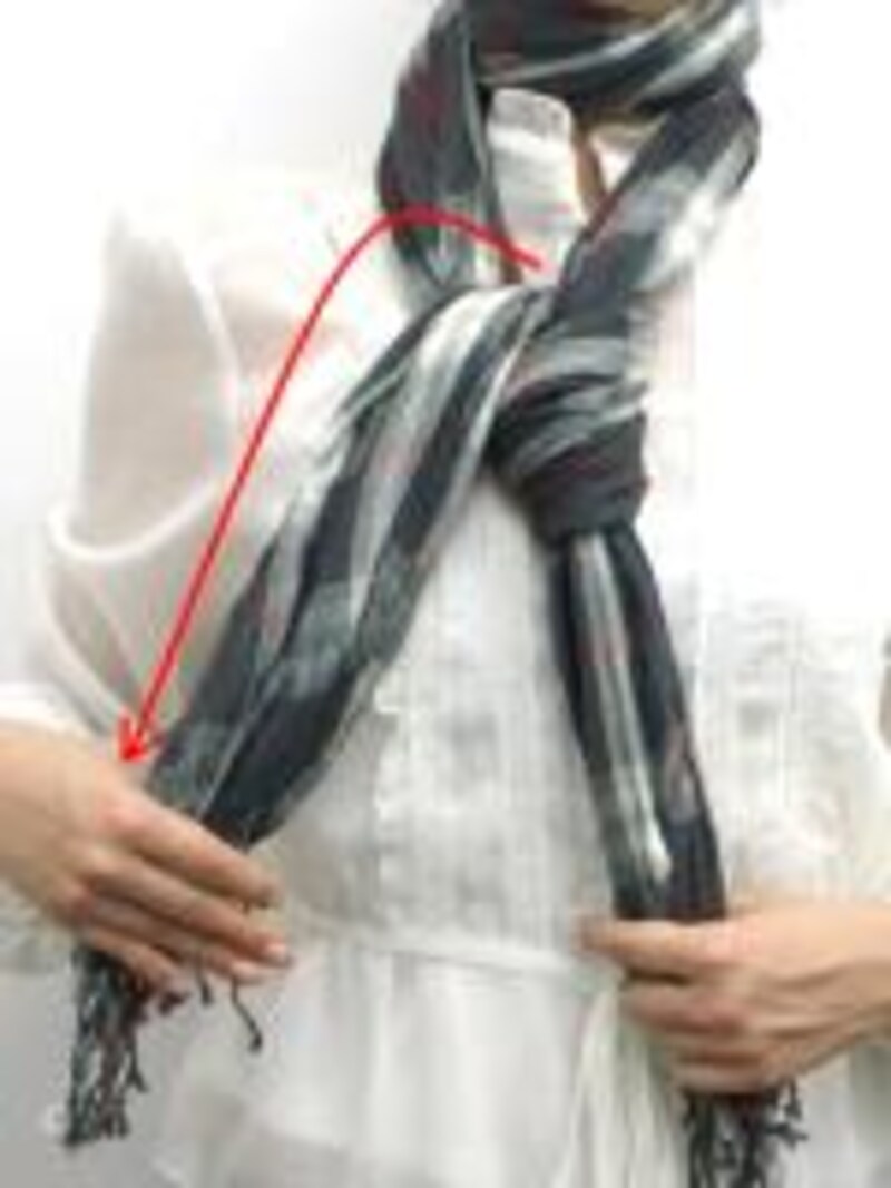 チェック柄マフラー・ストールのタイ風巻き方手順3