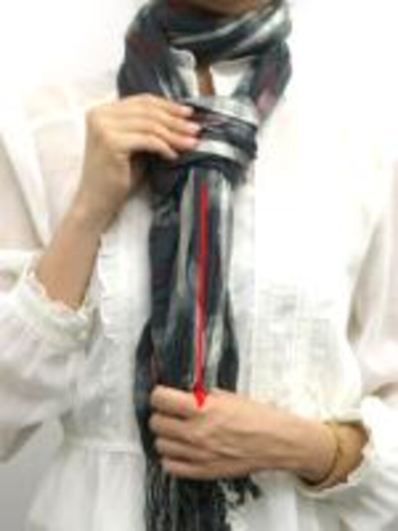 チェック柄マフラー・ストールのタイ風巻き方手順5