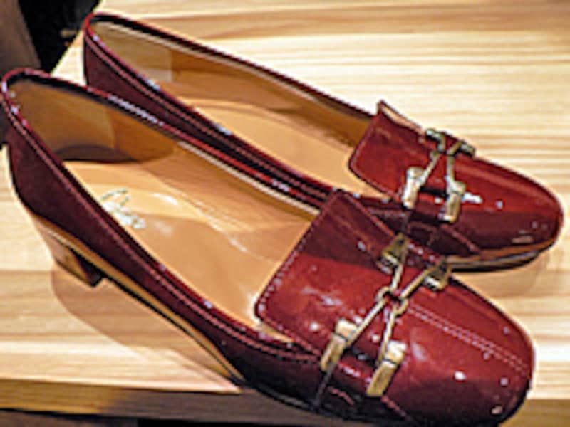 PINCEAUのワインレッド・パンプス。