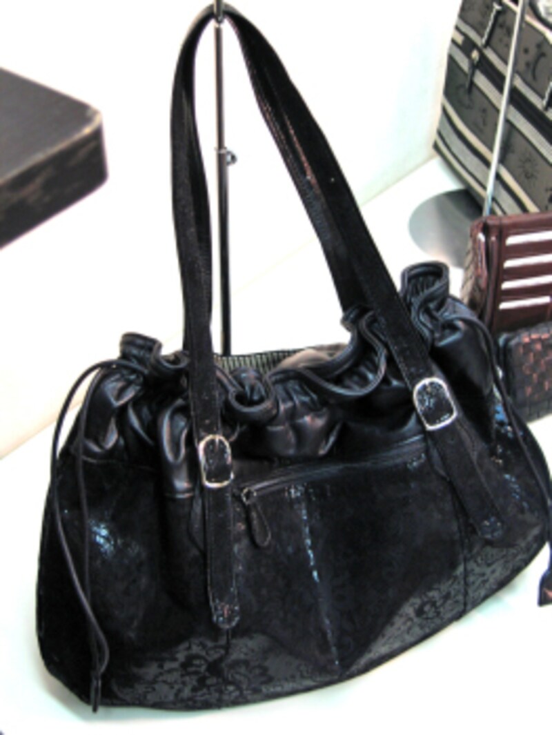 ラム革使用のマルチトートバッグ。