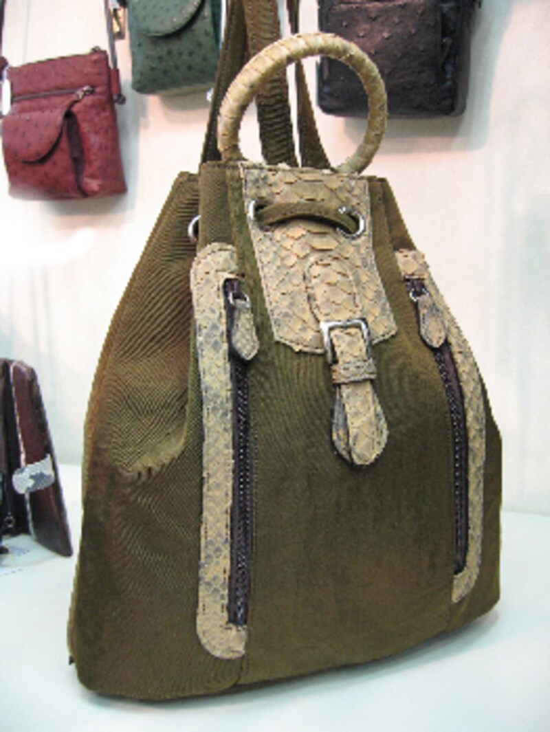 マットパイソン×ザツイルナイロンのミニリュック。