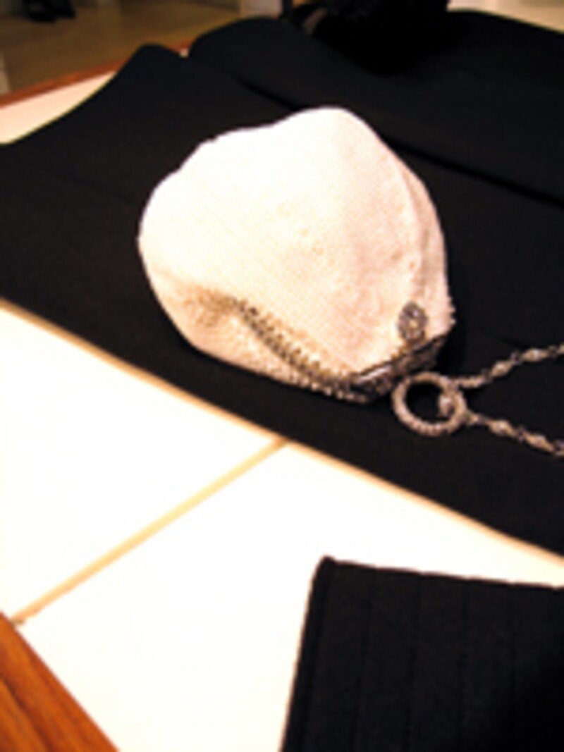 OFFに合わせたいパールのパーティーバッグ