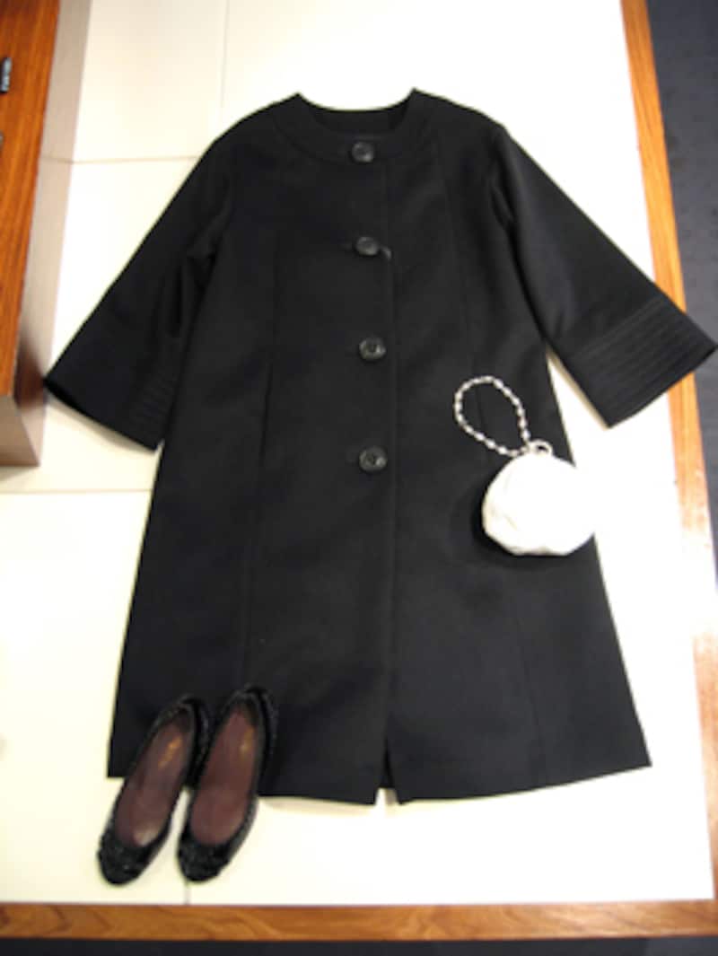 OFFでのAライン・ノーカラーロングコート・コーディネート例