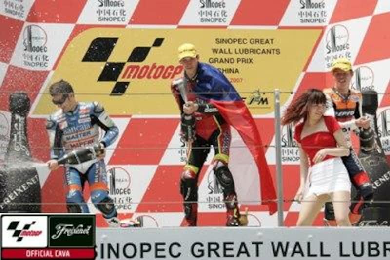勝者を称えるスパークリングワインを飲もう モータースポーツ All About