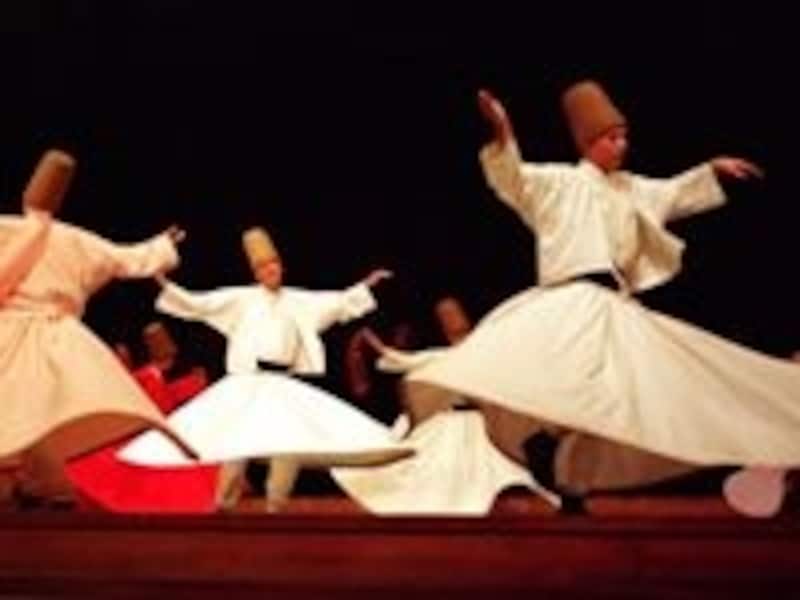 セマーを行うメヴラーナ教徒