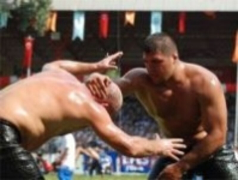 相手を地面に倒した方が勝ち