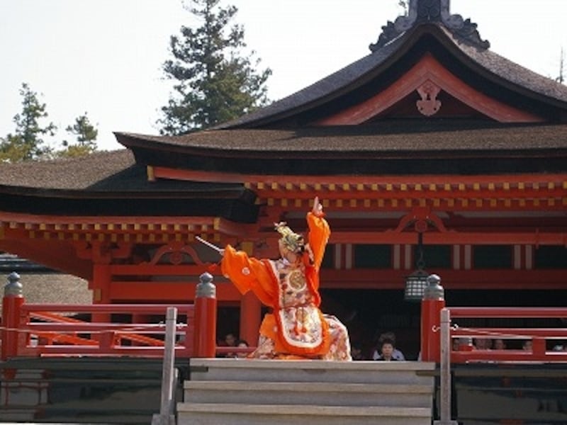 厳島神社では、古典芸能も鑑賞できる