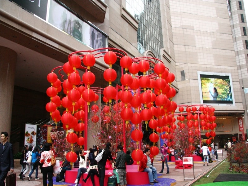赤はおめでたい色なので香港中赤になる
