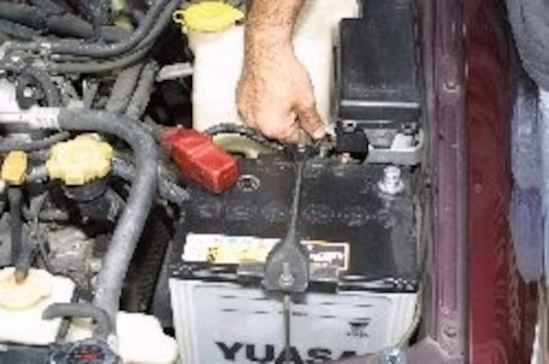 端子に接触しないよう側面に押しやる