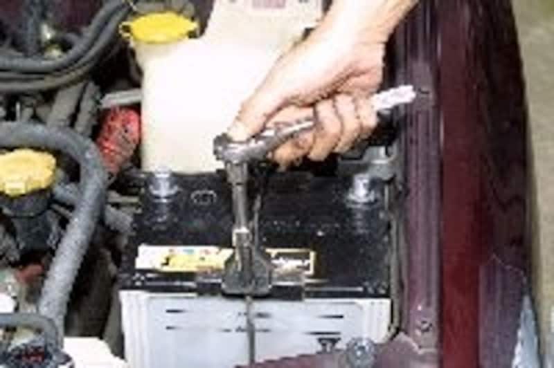 ブラケットの固定ナットを緩める その1