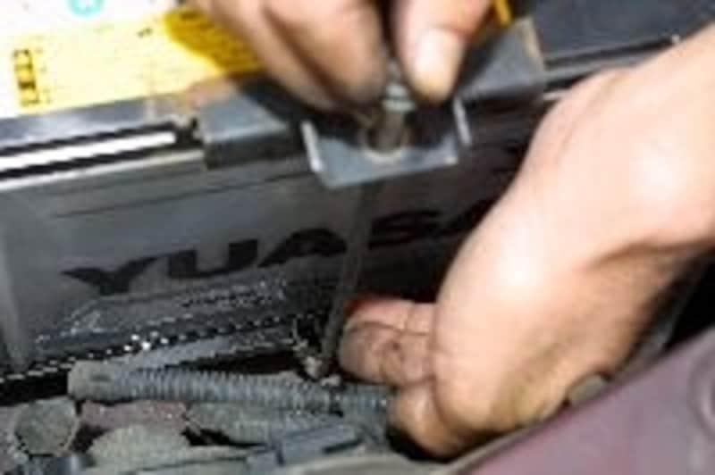 ブラケットの固定ナットを緩める その2