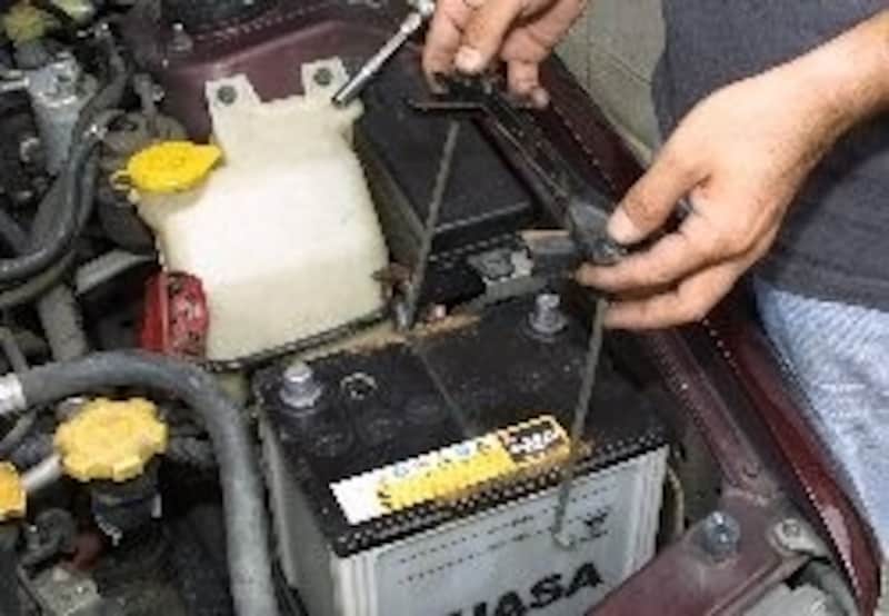 バッテリーブラケットを引き抜く