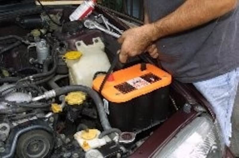 新品バッテリーを定位置に納める