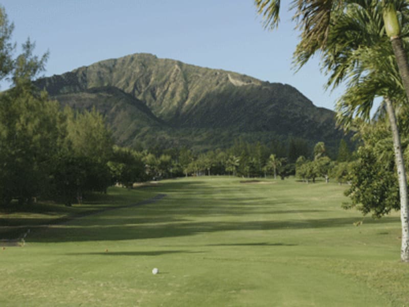 ワイキキから車で約30分のアクセスの良さで日本人観光客が多く利用するハワイカイ・ゴルフコース。ショートコースも併設