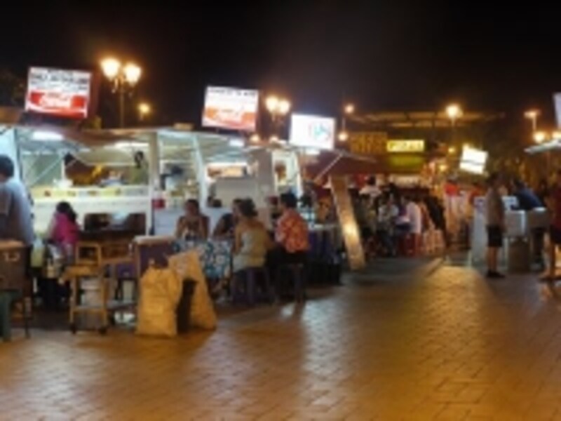 車を改造した屋台、ルロット。パペーテのフェリー乗り場近くに毎晩出現します