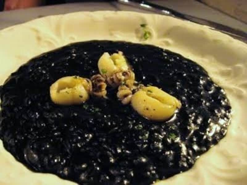 Bacaroでは何を頼んでも美味しいけれど、イカ墨のリゾットは特に絶品！