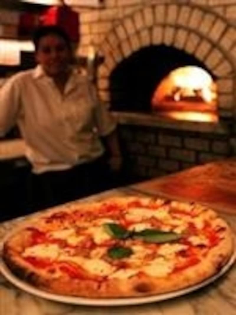 石釜で焼かれるピザは必ずオーダーして。