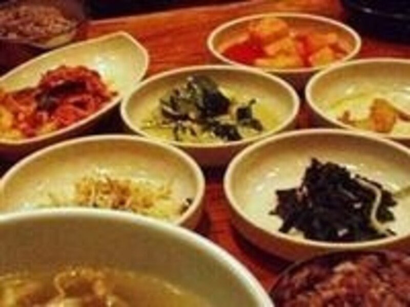 つきだしのキムチ類が所狭しと並びます。