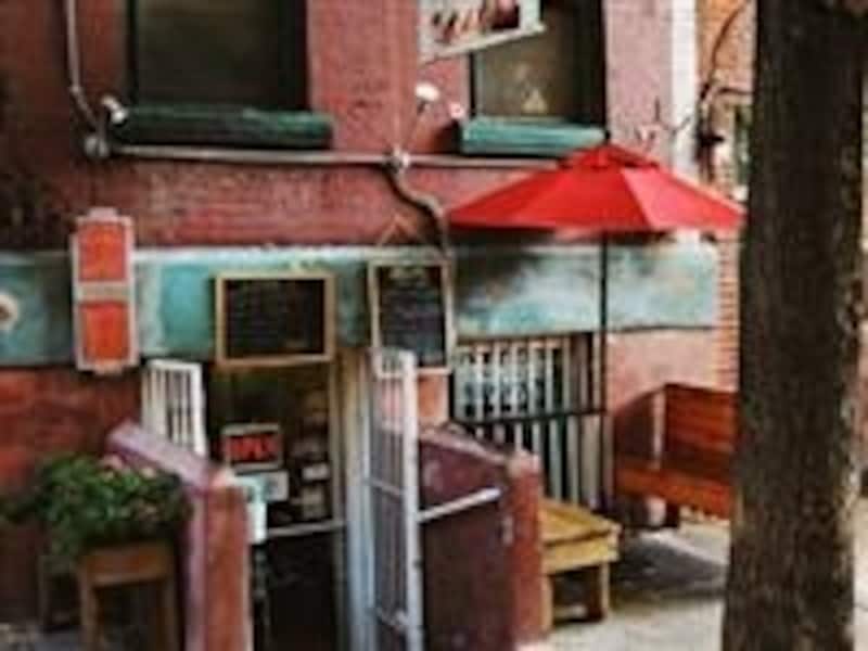 小ぢんまりとした店構えがかわいらしい。