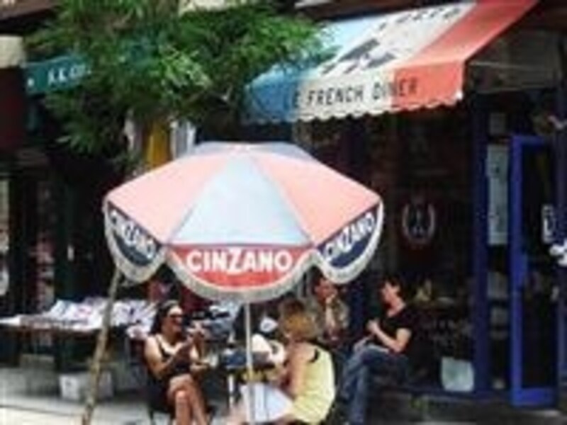 トリコロールのファサードが目印。