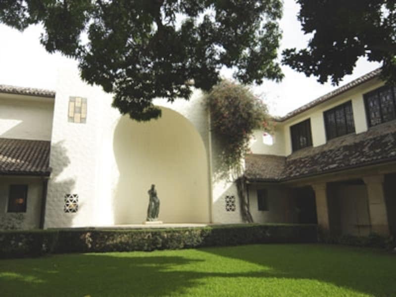 彫刻や緑が施された中庭を囲むように東洋美術、西洋美術の展示室が並ぶ。常夏ハワイのイメージとは異なる静かな空間（写真協力：オアフ観光局）