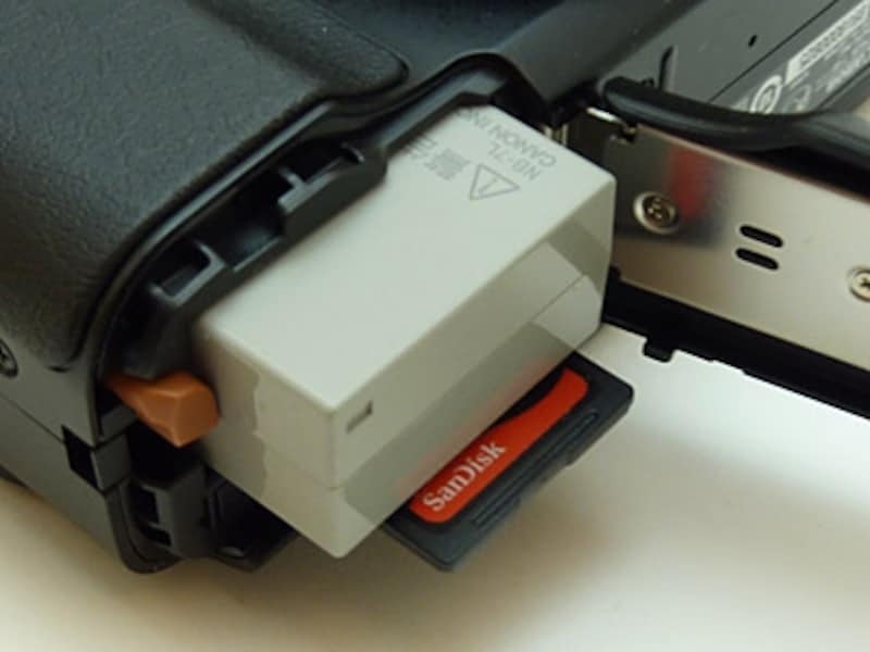 バッテリーはG10と同一のものを採用。ファインダーでなら撮影枚数は1000枚とスタミナもけっこうある。