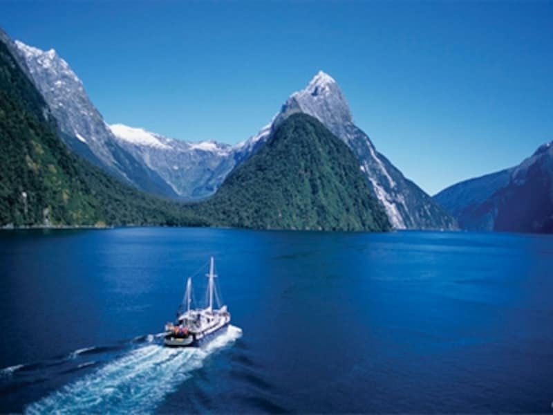 南島南部にあるミルフォードサウンド。船上ツアーが人気