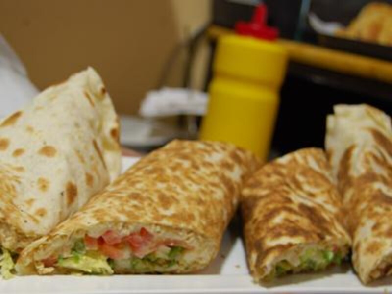 お肉や野菜が焼きたてのアラビックブレッドに包まれた、絶品のピガ