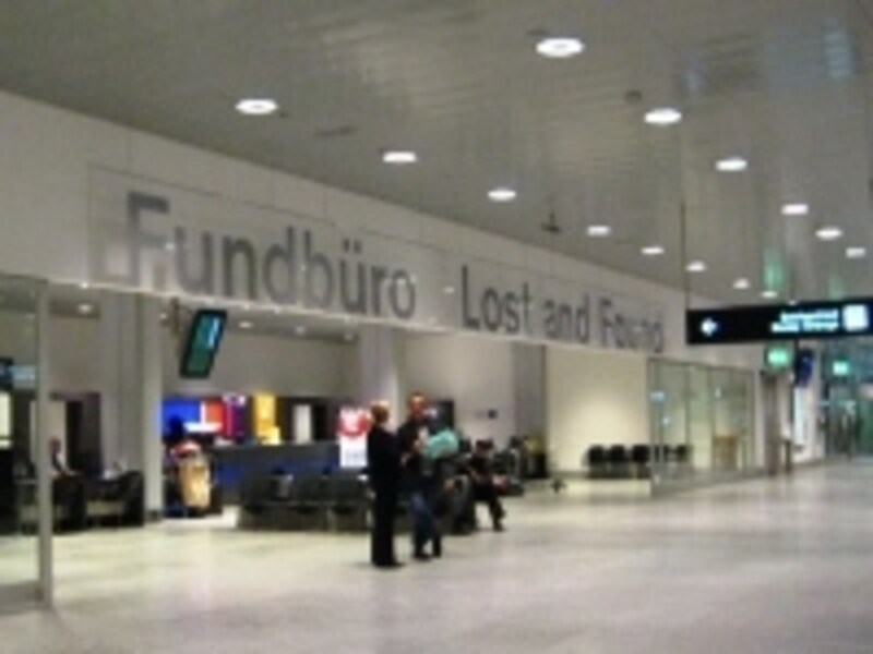 ロストバゲッジの場合、空港内のロスト＆ファウンドで書類を作成してもらう