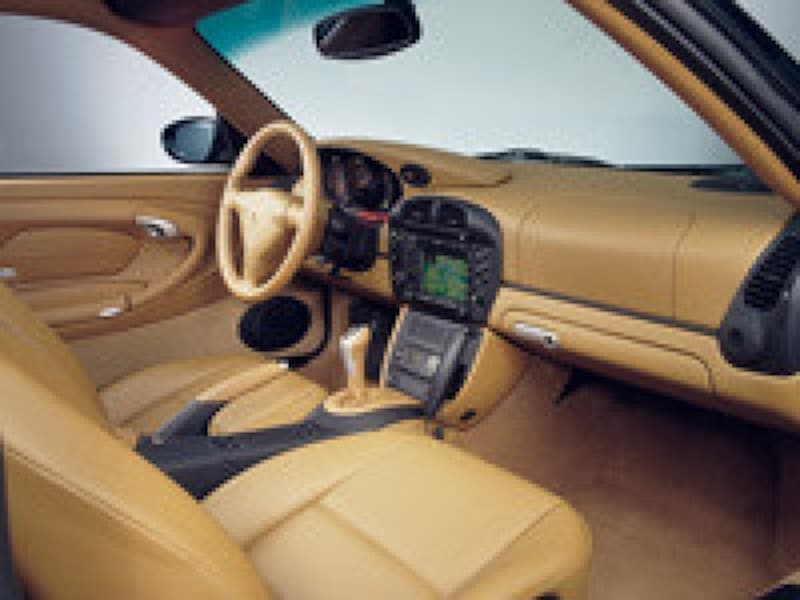 996型では現代的なインパネデザインに変わっています