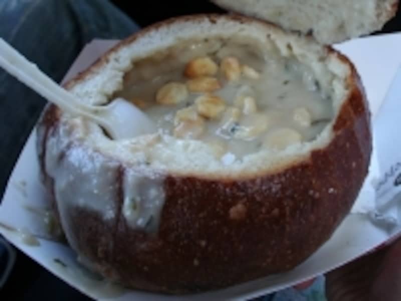 丸型フランスパンにクラムチャウダーが入った食べ物