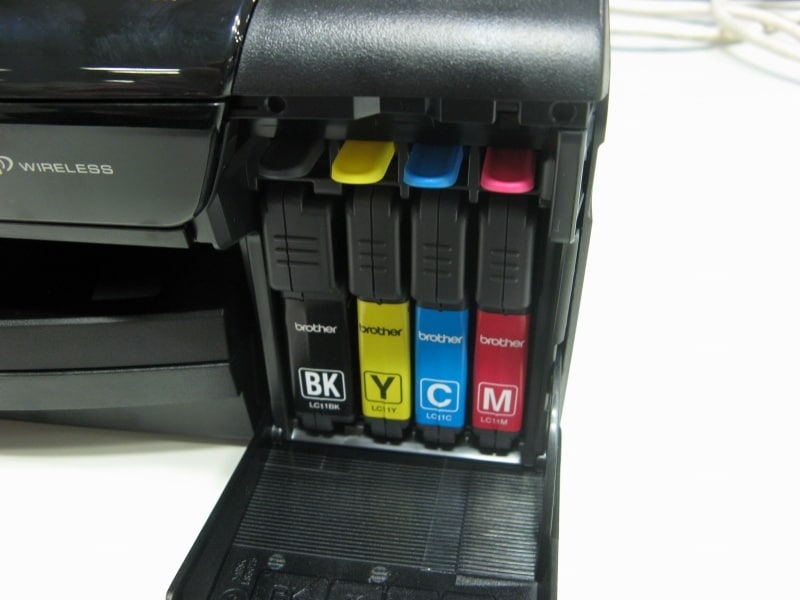インクはシアン・マゼンタ・イエローの染料系3色インク＋顔料系黒インクの計4色だ