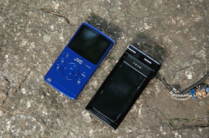 ▲携帯電話より一回り小さい。が、携帯電話がライバルか＞