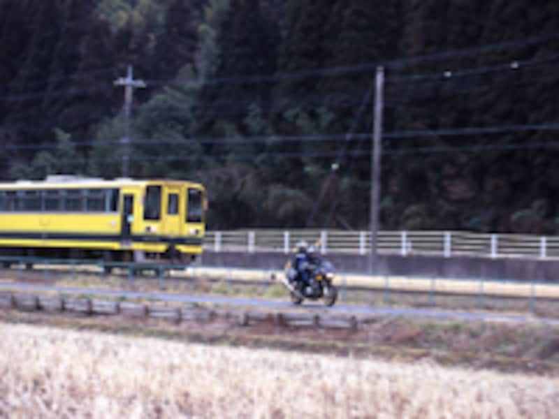 上総上野までを走るいすみ鉄道沿いを快走