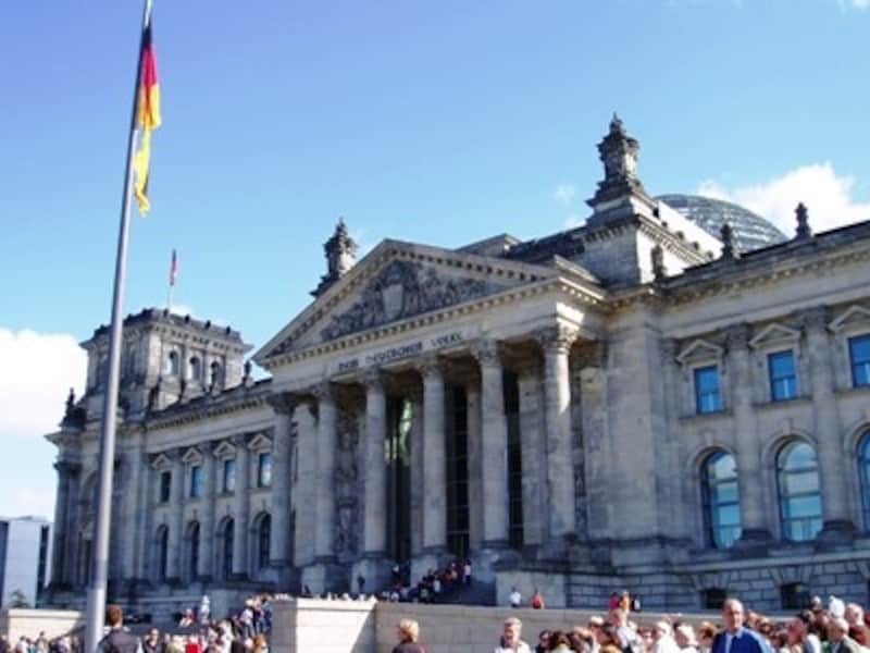 新生ドイツの政治の中心、連邦議会議事堂は観光スポットとしても人気