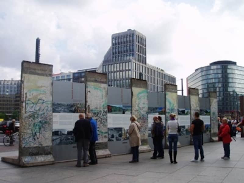ポツダム広場駅前に展示されているベルリンの壁の断片