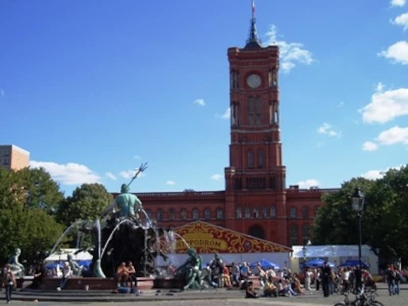 アレクサンダー広場に隣接する「赤の市庁舎」