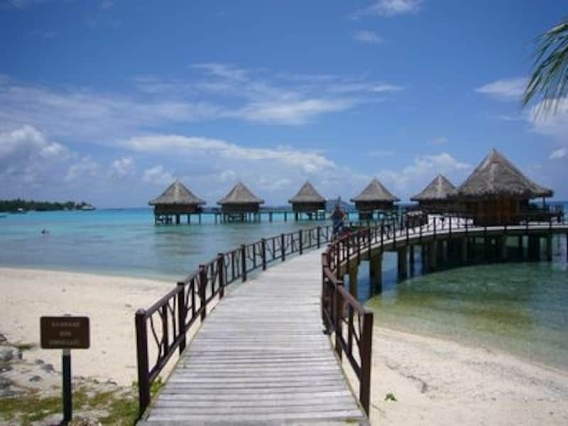 美しいランギロアの海にたたずむ水上バンガロー