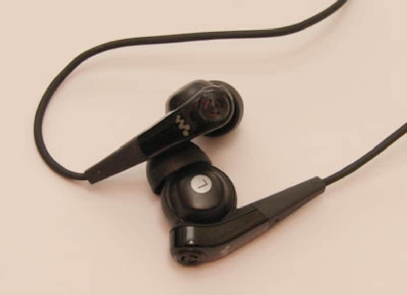 A840、S740に付属のヘッドホン。NC機能用のマイクが内蔵されている。