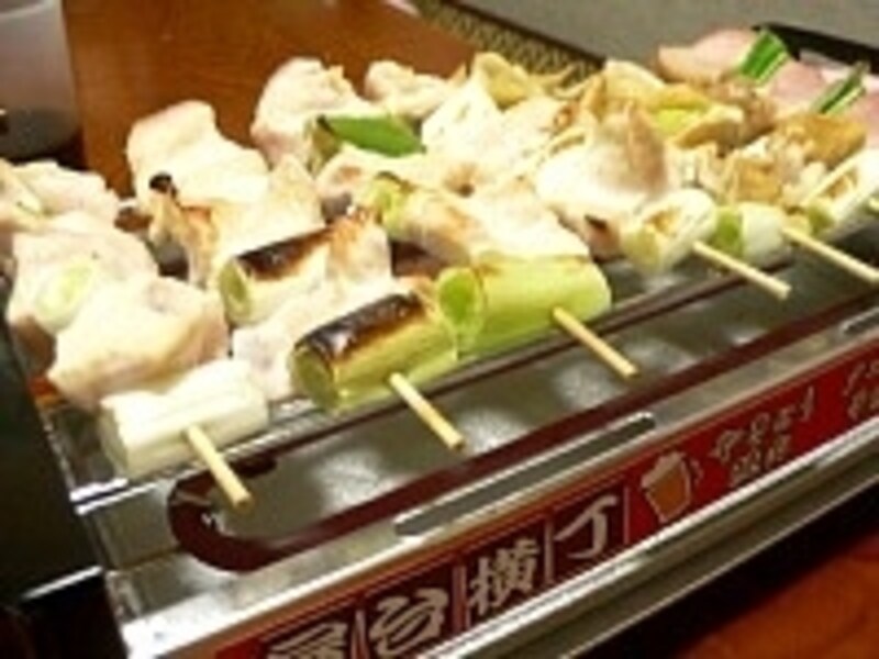 直火で焼いた焼き鳥は、表面はパリッと香ばしく、中身はふっくらジューシー