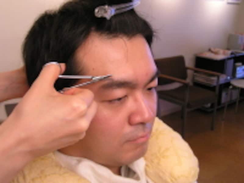 眉上をカット 