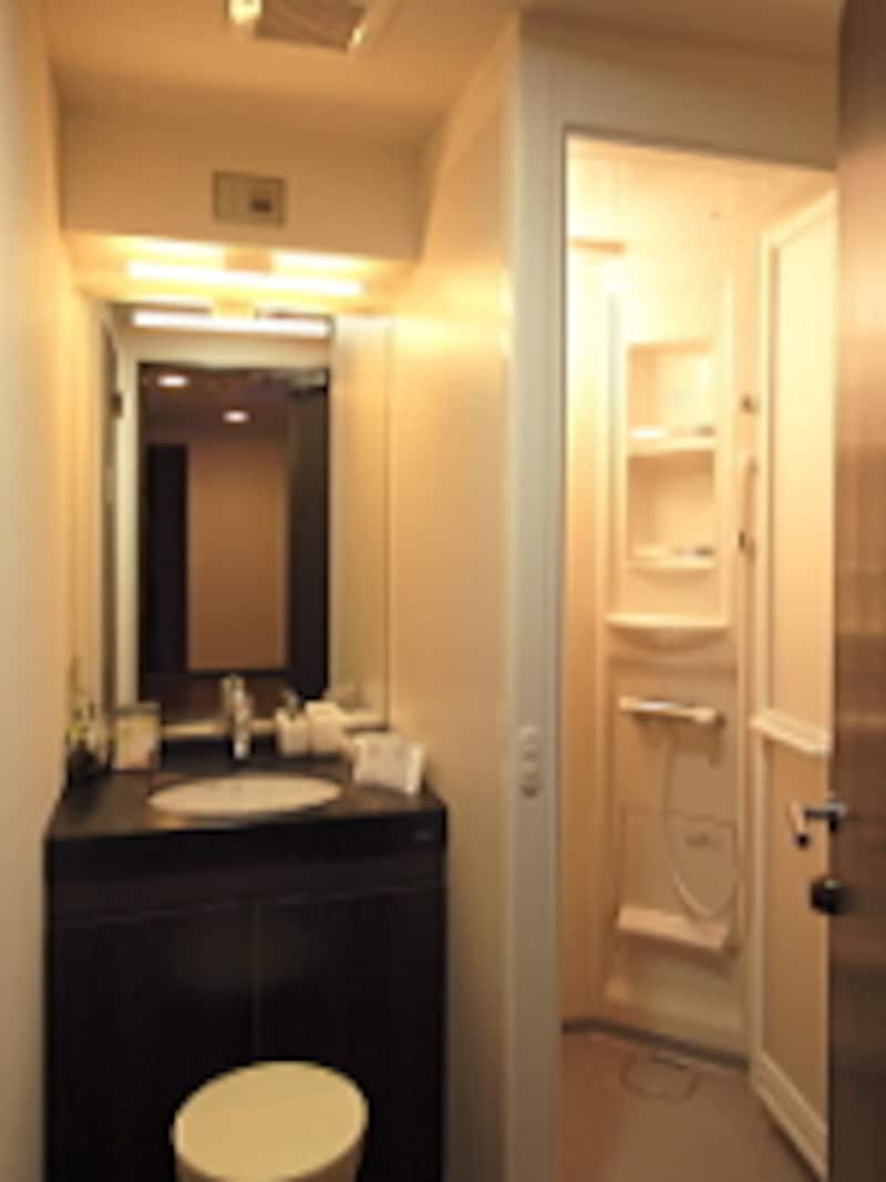 シャワーも個室