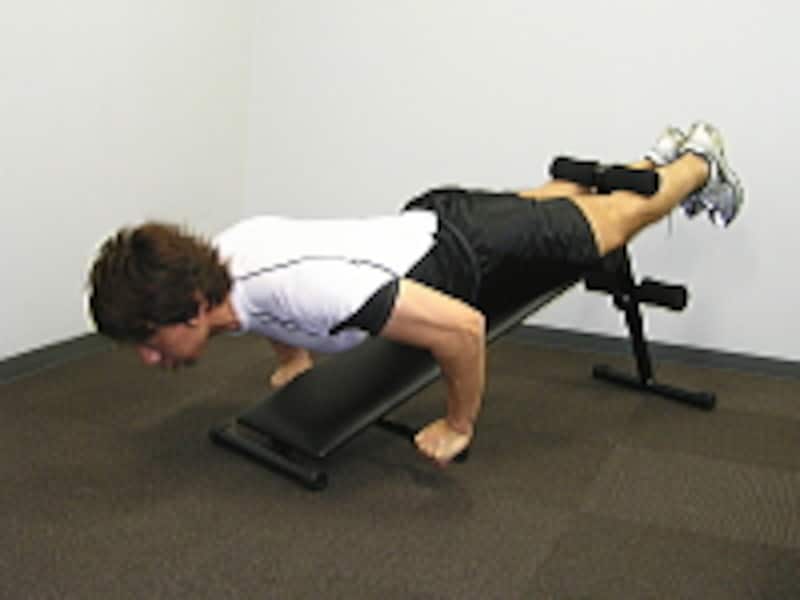 一体化されたバーを使って、胸を鍛えるプッシュアップ運動もバッチリ