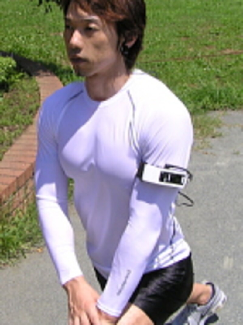 本体を腕に、イヤフォンと脈拍センサーを耳に装着して準備完了