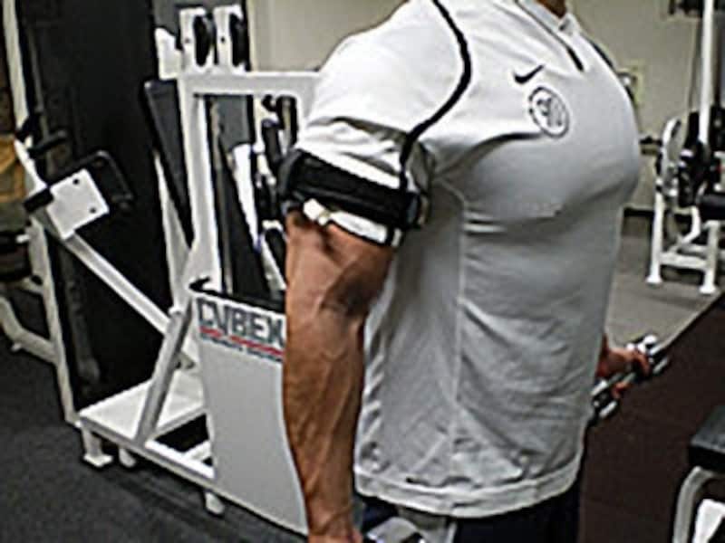 加圧トレーニング中の様子です。腕に注目してください。血管が拡張し浮き立っているのがわかります。トレーニング後にバンドを外すと拡張した血管に血液が多く流れるため血行がよくなります