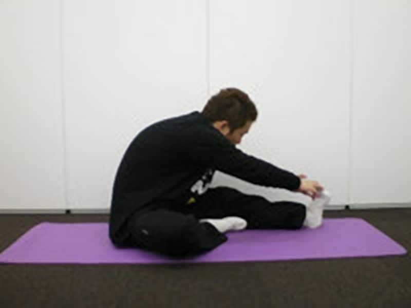 両手を足から離さないようにしましょう。伸ばしている側の膝を曲げないように注意してください