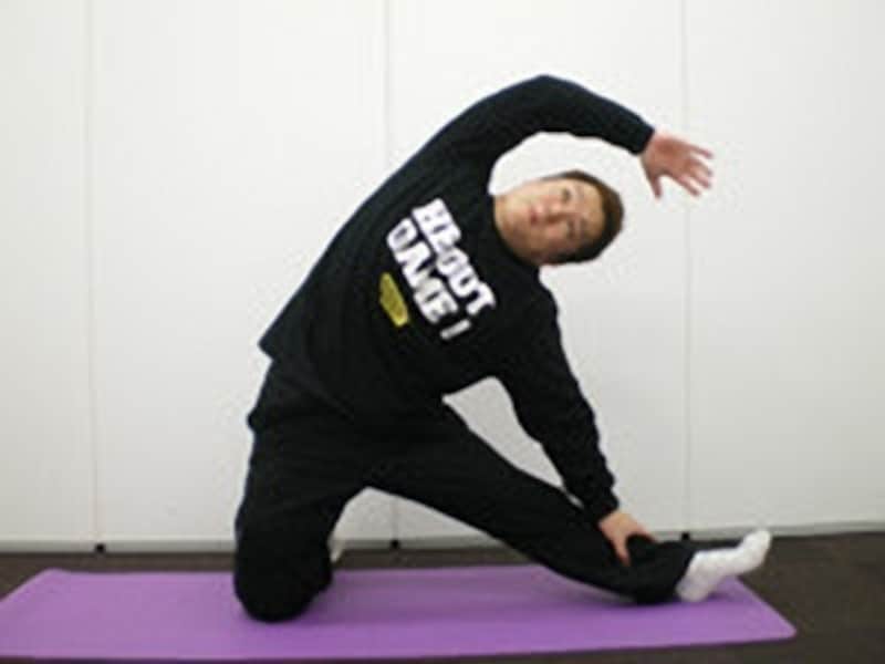 上になっている側の腕の力を抜き、しっかりと脇腹～背中を伸ばすようにしてください